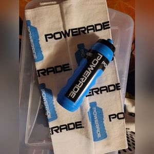 1 POWERADE BATHTOWELS AND 1- 32 oz PLASTIC SQUEEZE BOTTLE GM3